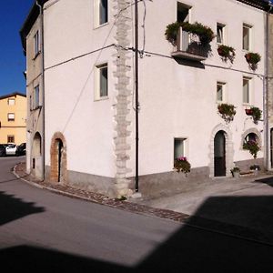 L'Angolo Fiorito Acomodação com café da manhã Castelpetroso Exterior photo