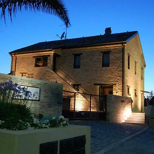 La Tana Dei Leoni Acomodação com café da manhã Monsampolo Del Tronto Exterior photo