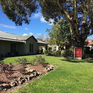 Alexander Cameron Suites Penola Exterior photo