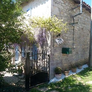 Chat Noir Gite Et Chambre D'Hotes Acomodação com café da manhã Genouille  Exterior photo