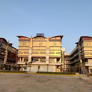 The Grand Takshak Hotel Mahesāna Exterior photo