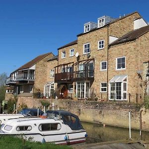 River Courtyard Apartment In The Heart Of Stneots Saint Neots Exterior photo