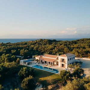 Eclectic And Secluded Estate, Villa Aegis Roda  Exterior photo