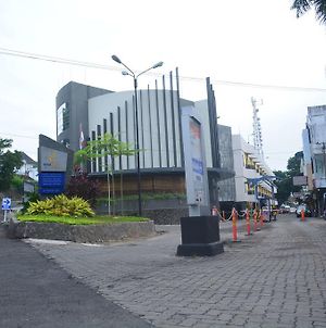 Yunna Hotel Bandar Lampung Exterior photo