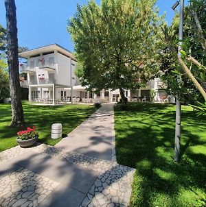 Hotel Eurovil Garni Lignano Sabbiadoro Exterior photo