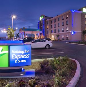 Holiday Inn Express & Suites Bakersfield Airport Exterior photo