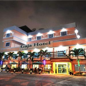 Gaja Hotel Pekanbaru Exterior photo