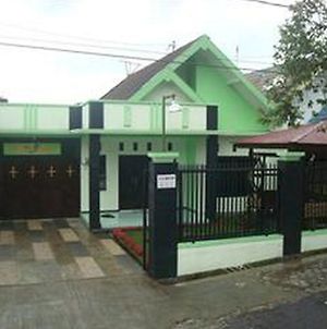 Villa Keluarga "Pondok Daun" Malang Exterior photo