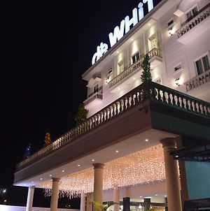 D Ewhitte Hotel Pekanbaru Exterior photo