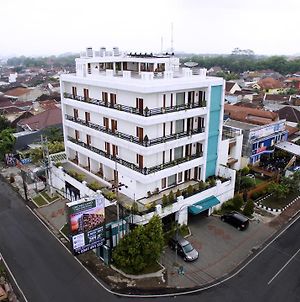 Ratu Homestay Malang Exterior photo