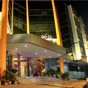 Oyo 805 Dyan Graha Hotel Pekanbaru Exterior photo