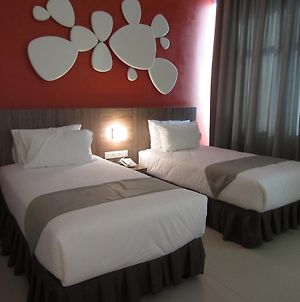 D Hotel Seri Iskandar Room photo