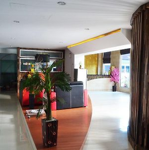 Hotel Parma Pekanbaru Exterior photo