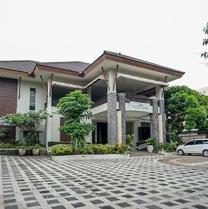 Oyo 282 Putri Utari Residence Malang Exterior photo