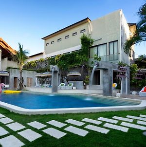 18 Suite Villa Loft At Kuta Bali Exterior photo