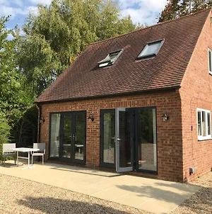 Contemporary Cottage Outside South Harting Exterior photo