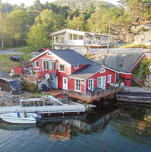 Amazing Home In Lyngdal With 3 Bedrooms Korshamn  Exterior photo