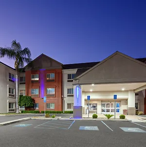 Holiday Inn Express & Suites - Tulare, An Ihg Hotel Exterior photo