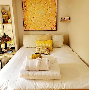 Room In Apartment - Cozy Yellow Queen Bed By Yale U New Haven Exterior photo