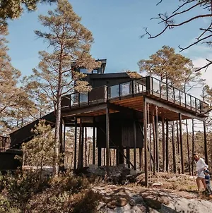 Luxurious Tree Top Cabin By The Lake Iveland Exterior photo