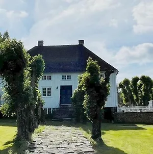 Bosvik Gard, Nyrenovert Leilighet I Hovedhus Fra 1756 Risør Exterior photo