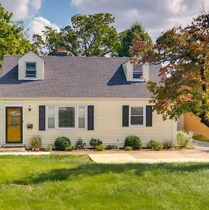 Pet-Friendly Falls Church Home With Fenced Backyard! Exterior photo