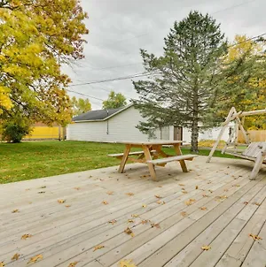 Charming Osseo Hideaway With Private Deck And Yard! Vila Hillsdale Exterior photo
