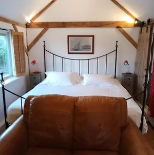 The Music Room - Kingsize Double - Sleeps 2 - Quirky - Rural Haslemere Exterior photo