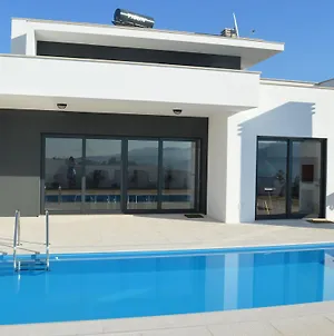 Modern Villa With Private Swimming Pool Near Nazar Famalicão Exterior photo