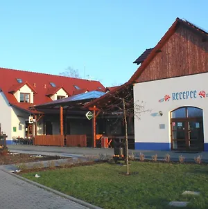 Slovácký dvůr s.r.o. Hotel Ostrožská Nová Ves Exterior photo